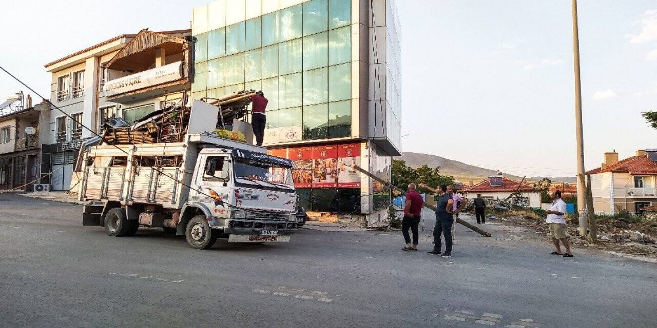 Aşırı yük taşıyan kamyonet telefon direğini devirdi