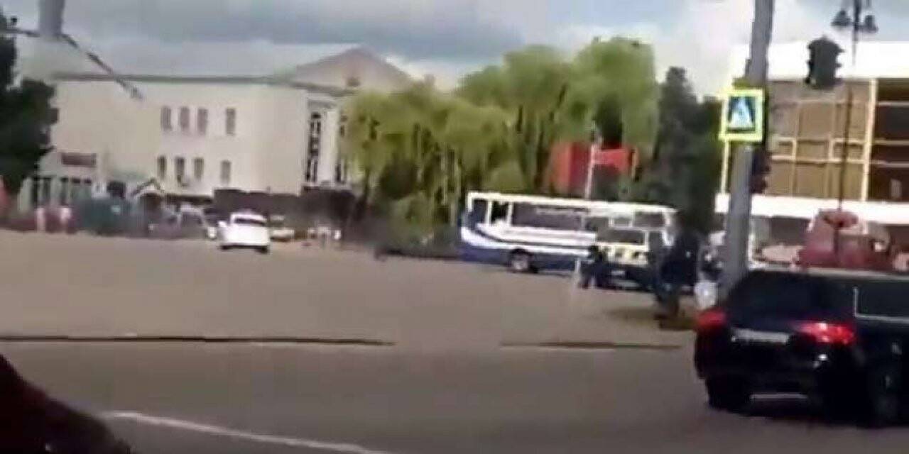 20 yolcuyu rehin alan saldırgan teslim oldu