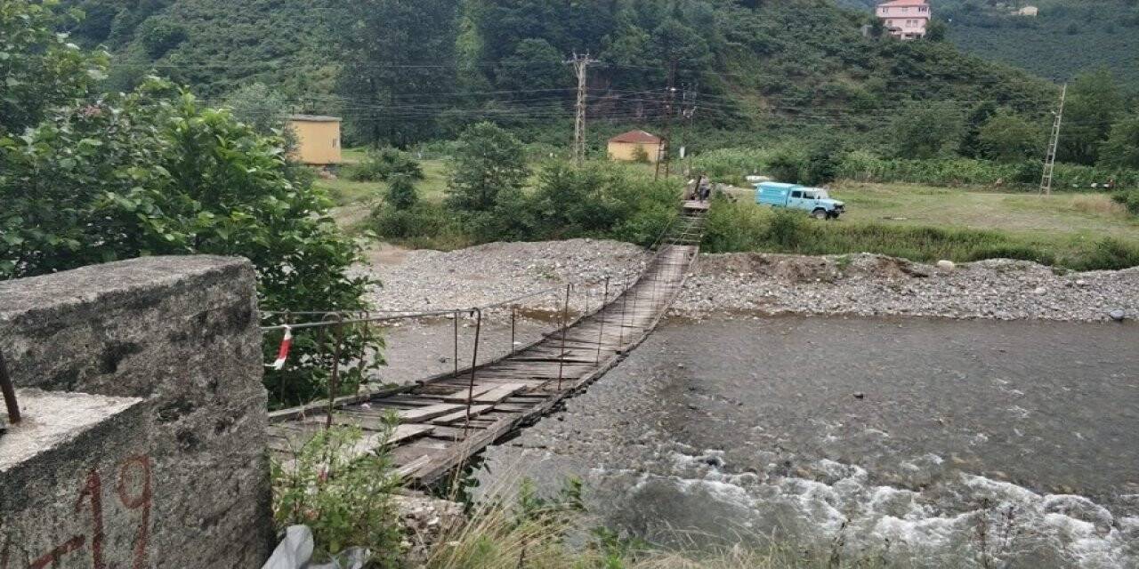 Asma köprüyü kendileri onarıyor