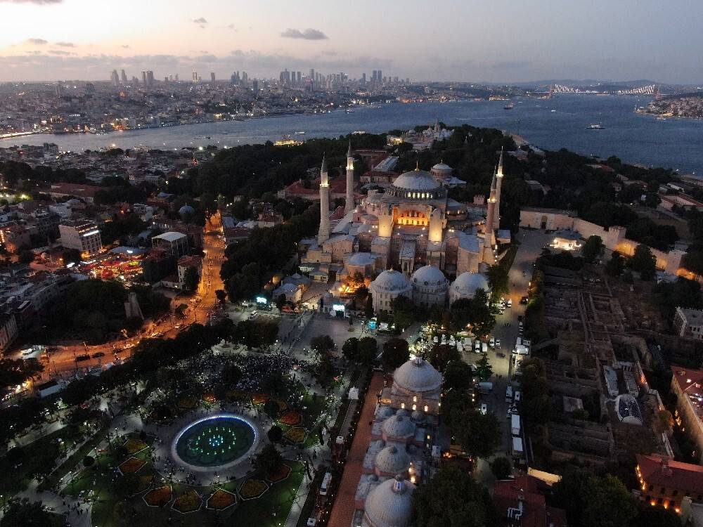 Ayasofya tepkisi: Tarih kitaplarına göz atsınlar!