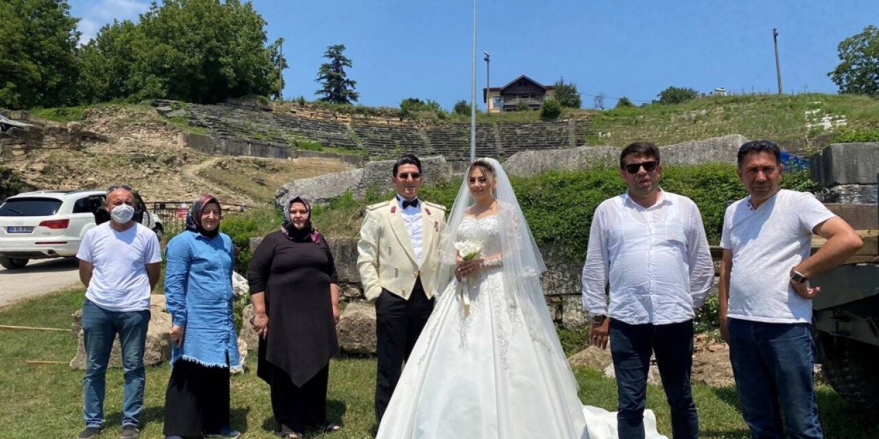 Giydiği gelinlikle antik kent kazan arkadaşlarını ziyaret etti