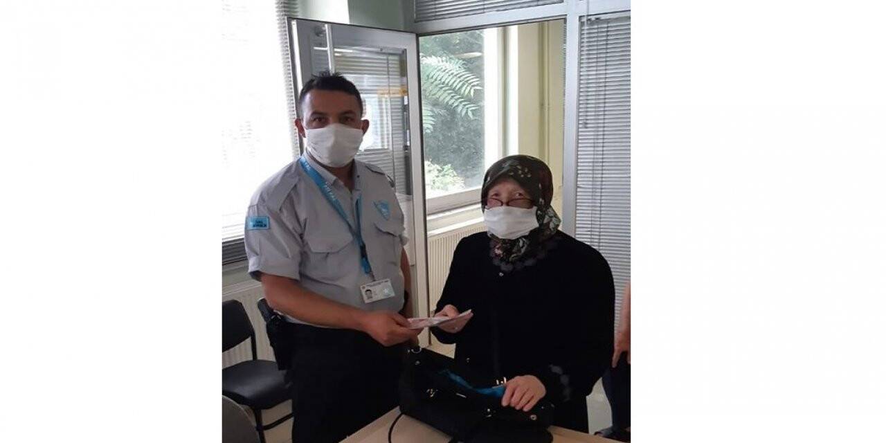 Düşürdüğü emekli maaşını güvenlik görevlisi buldu