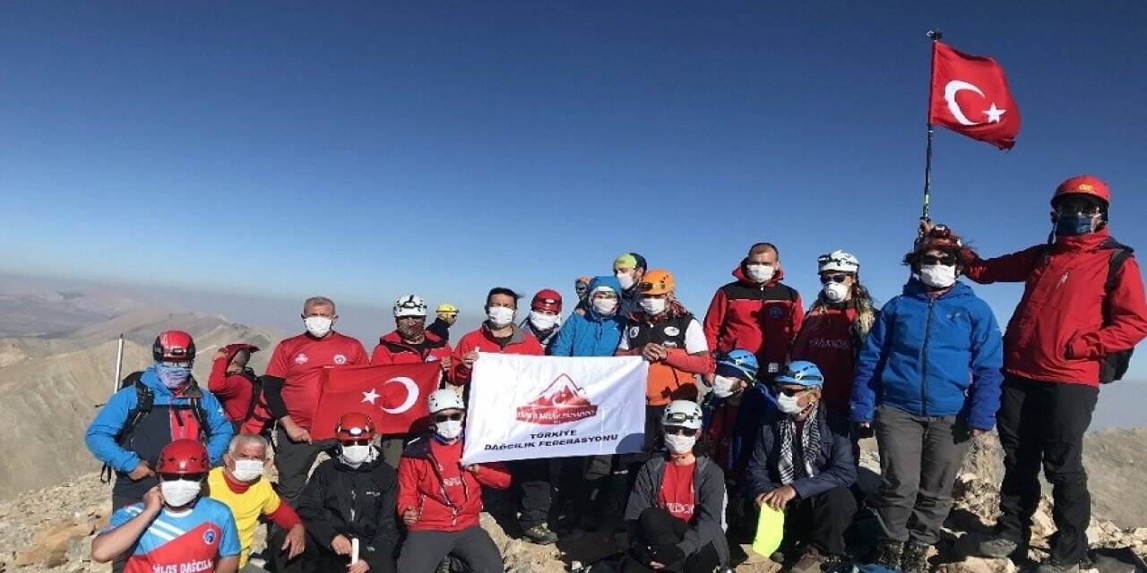 Dağcılar, sağlık çalışanları için tırmandılar