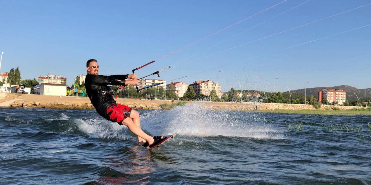 Beyşehir Gölü'nde uçurtma sörfü heyecanı