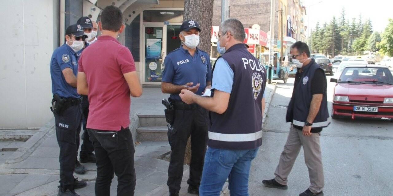 Polisi görünce taktıkları maske cezadan kurtaramadı