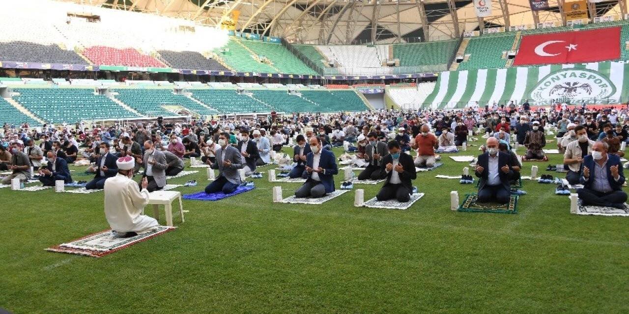 Bakan Murat Kurum, bayram namazını Konya’da kıldı