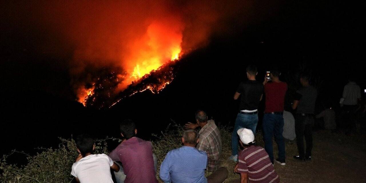 Yangını çaresizlikle izlediler