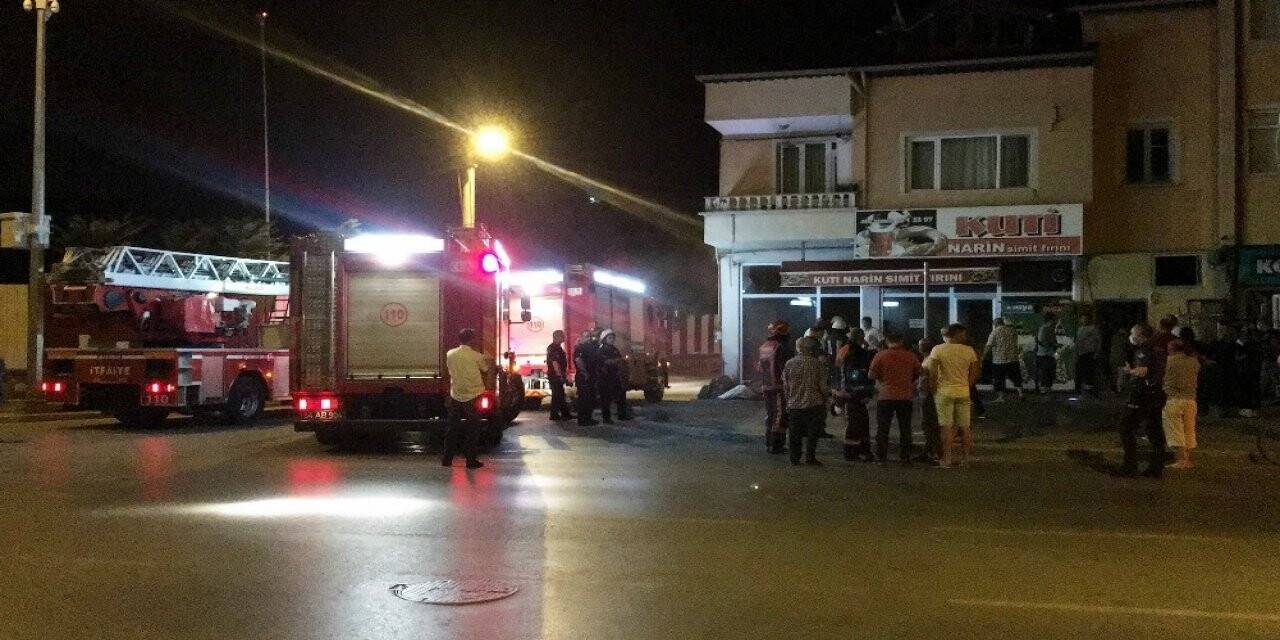Yangın mahalleliyi sokağa döktü