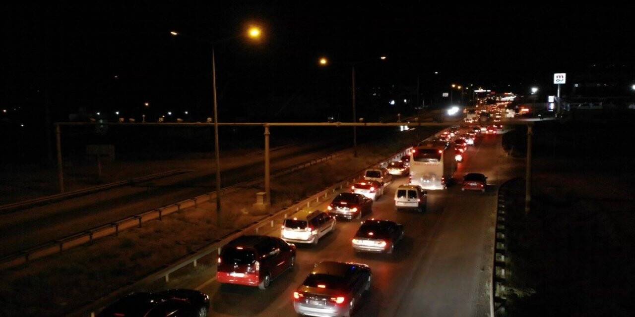 Tatilciler dönüş yoluna geçti ‘kilit kavşak’ta trafik durma noktasına geldi