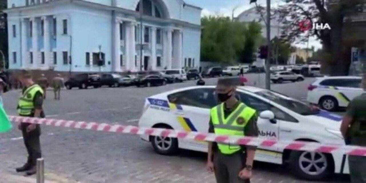 Banka müdürü rehin alındı