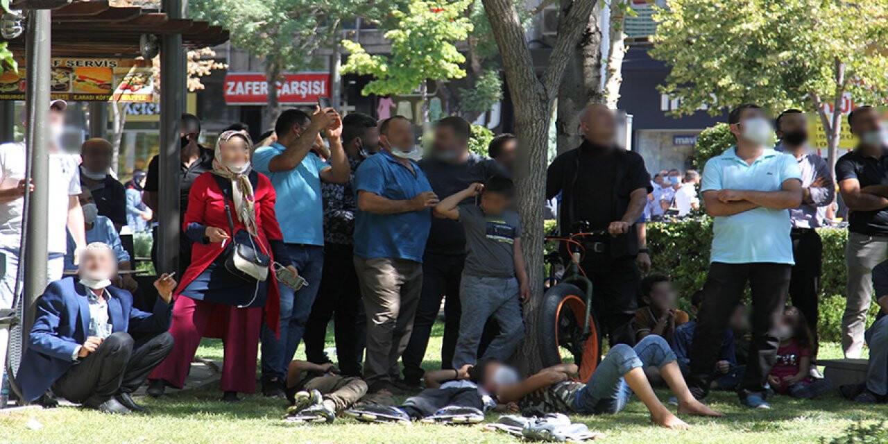 Sosyal mesafeyi unutup film gibi izlediler!