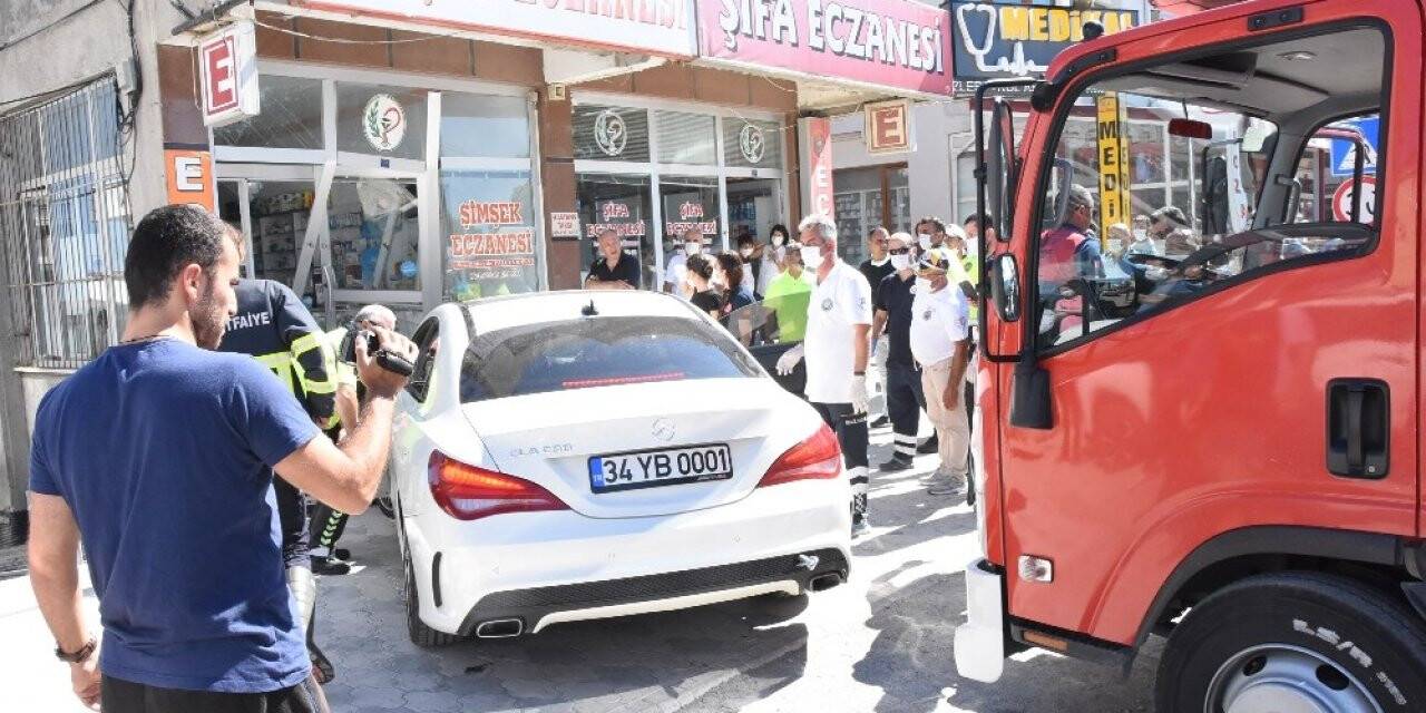 Lüks otomobil eczaneye daldı
