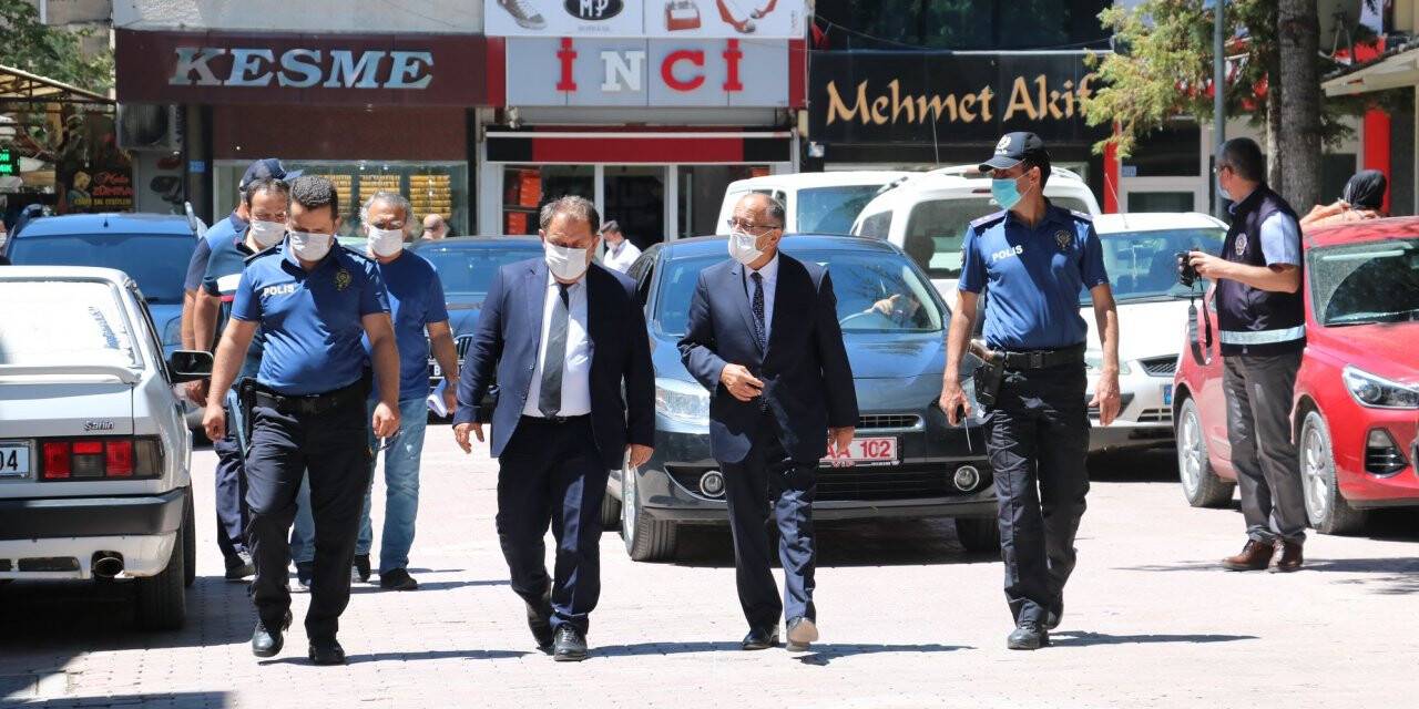 Belediye Başkanı ve İlçe Kaymakamı Kolları Sıvadı