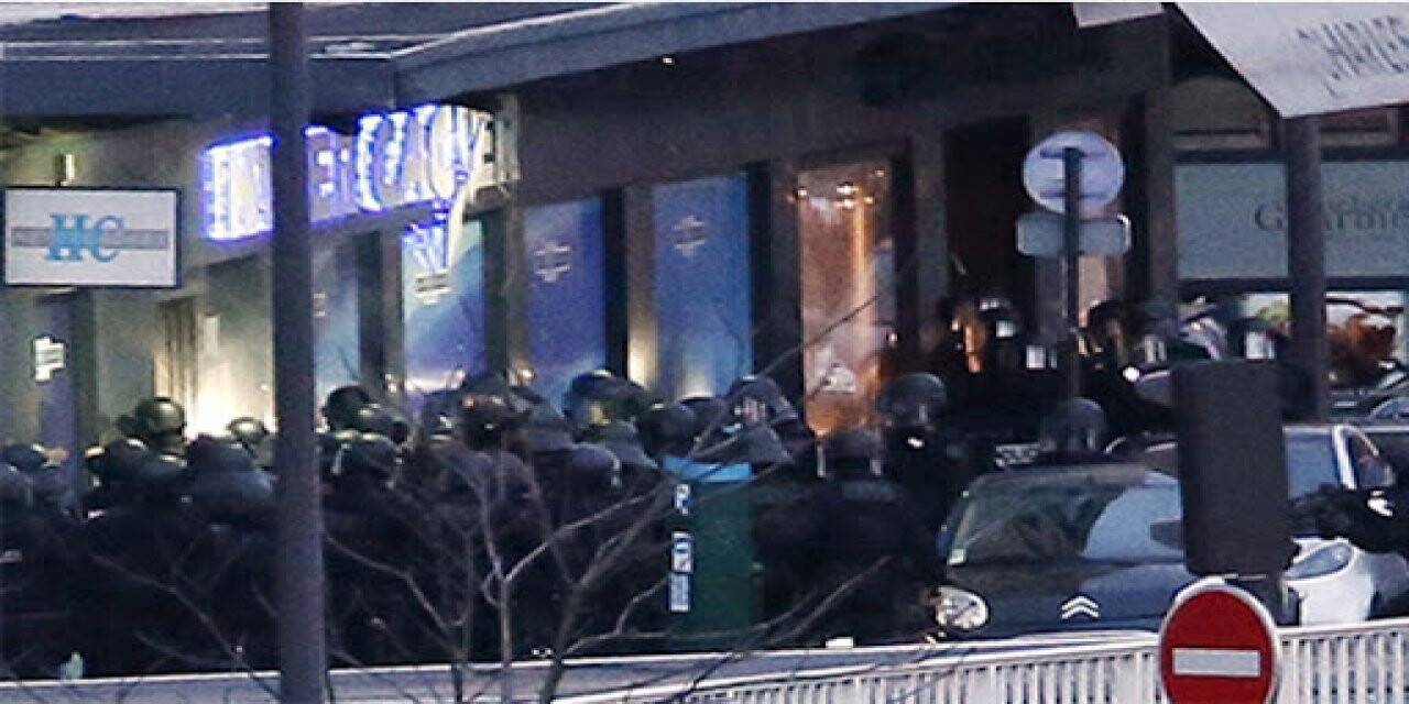 Bankadaki rehineler kurtarıldı, silahlı şahıs tutuklandı