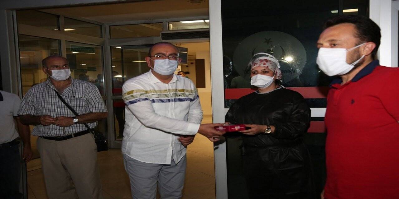 Başkan Kavuş sağlık personelinin yanında