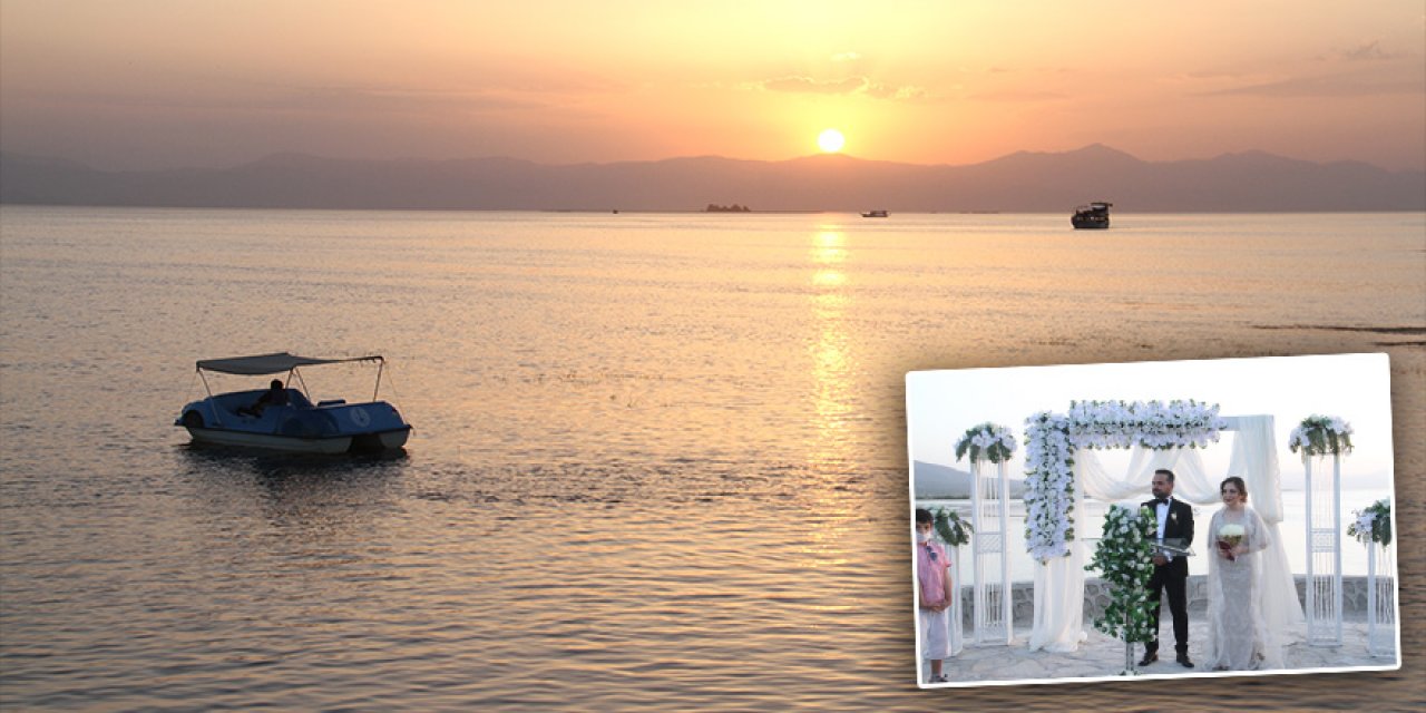 Beyşehir'deki 'Aşk Adası'nda gün batarken mutluluğa 'evet' diyorlar