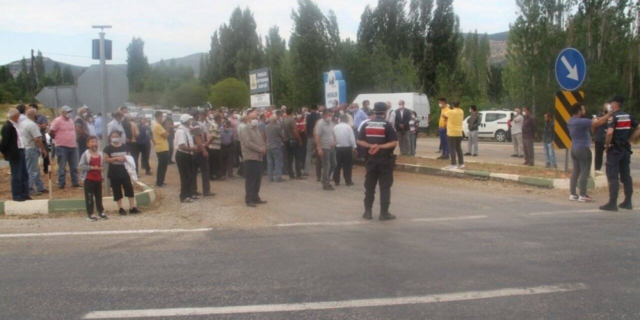 Ölümlü kazanın ardından mahalle sakinlerinden alt geçit eylemi