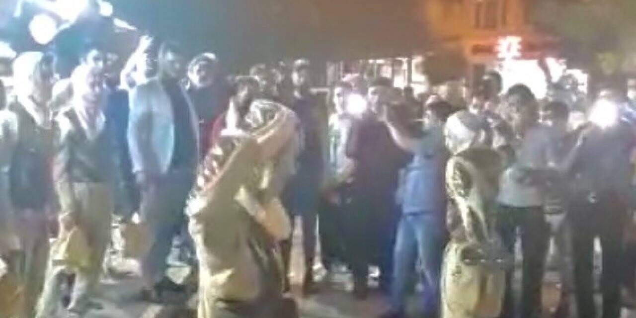 Ölümüne mesafesiz maskesiz “kılıçlı kalkanlı” gösteri