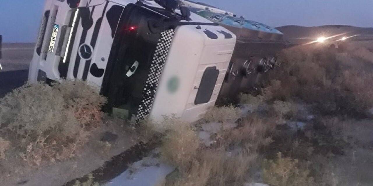 Kontrolden çıkan süt tankeri devrildi