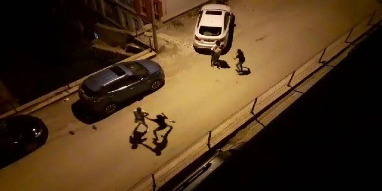 Sokak ortasında tekme-tokat kavga