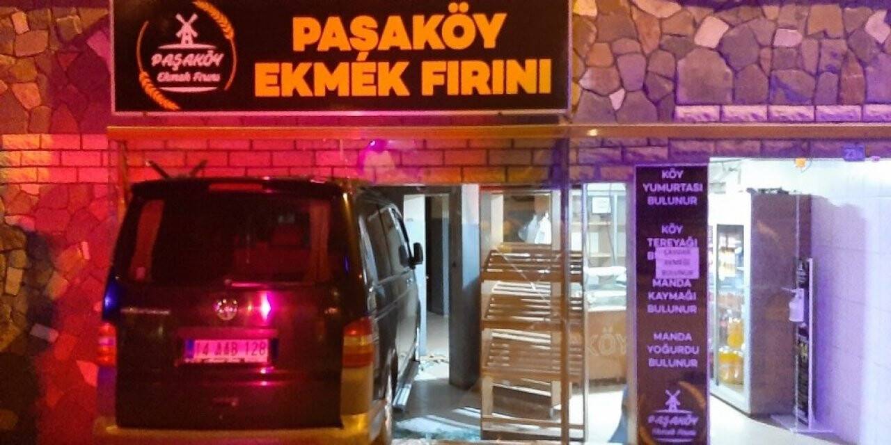 Bolu’da kontrolden çıkan minibüs ekmek fırınına girdi