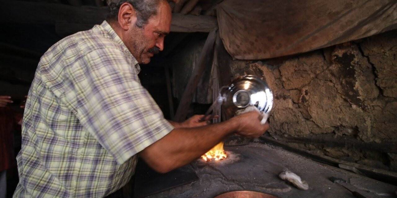 Mesleğinin son temsilcisi 45 yıllık kalaycı işlere yetişemiyor