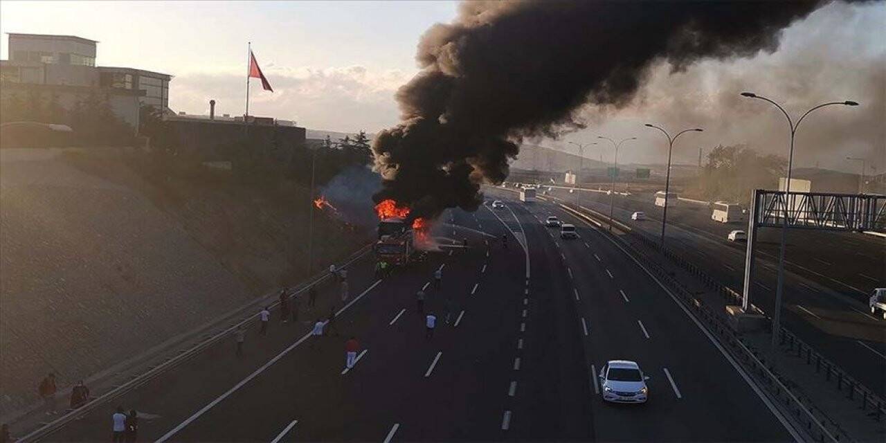 Kocaeli'de seyir halindeki yolcu otobüsü yandı