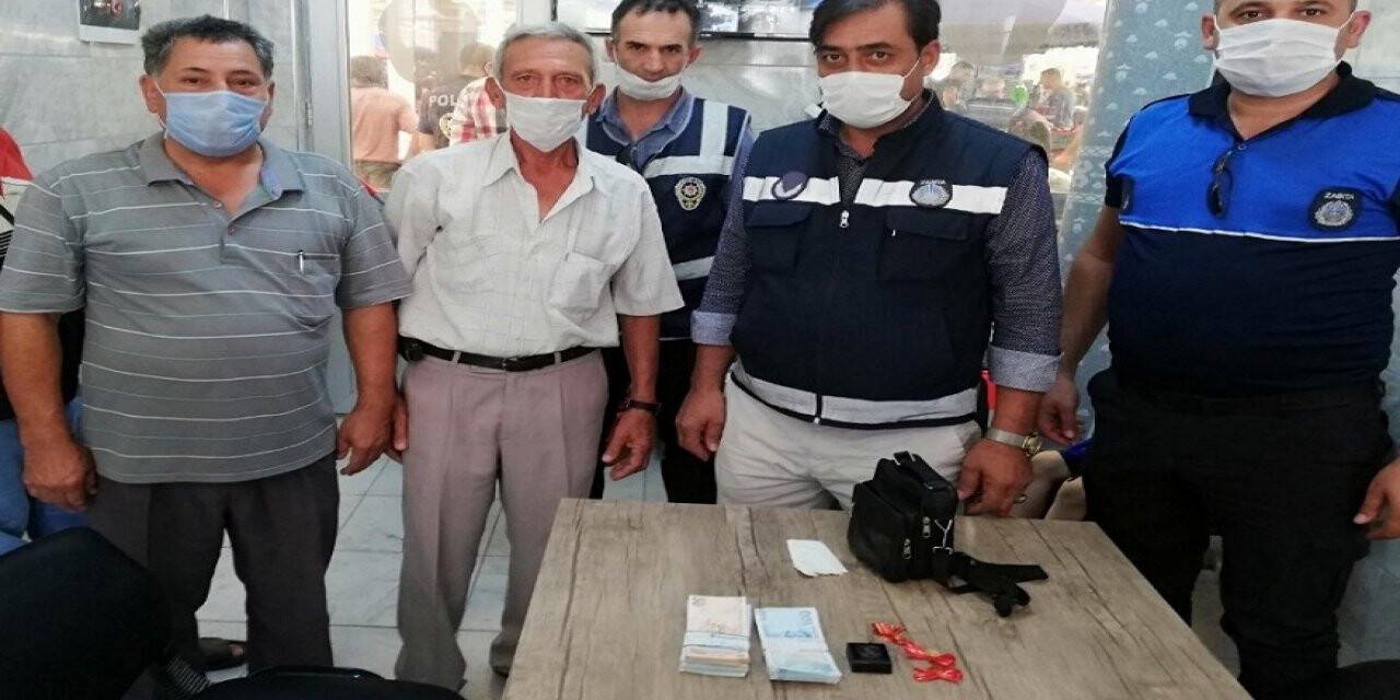 Pazar yerinde unutulan çanta sahibine verildi