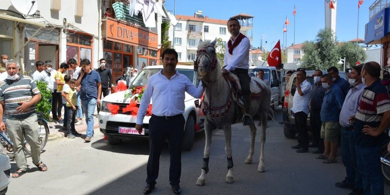 Atlı düğün konvoyu