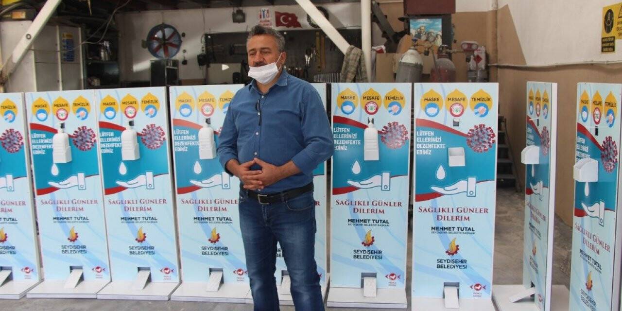 Belediye ekipleri pedallı dezenfektan standı üretti