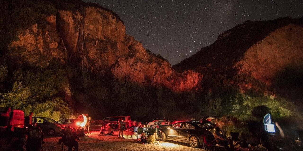 Meteor yağmurunu izlemek için kilometrelerce yol geldiler