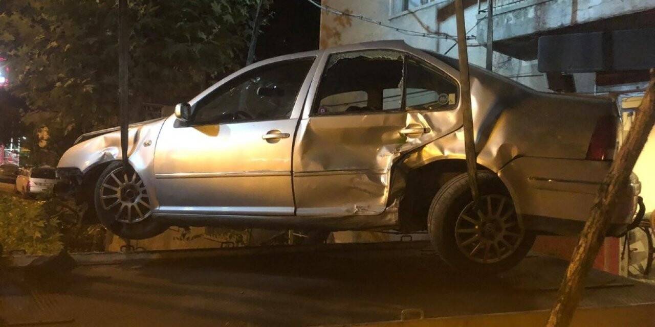 Başkent’te kontrolden çıkan otomobil dükkana girdi