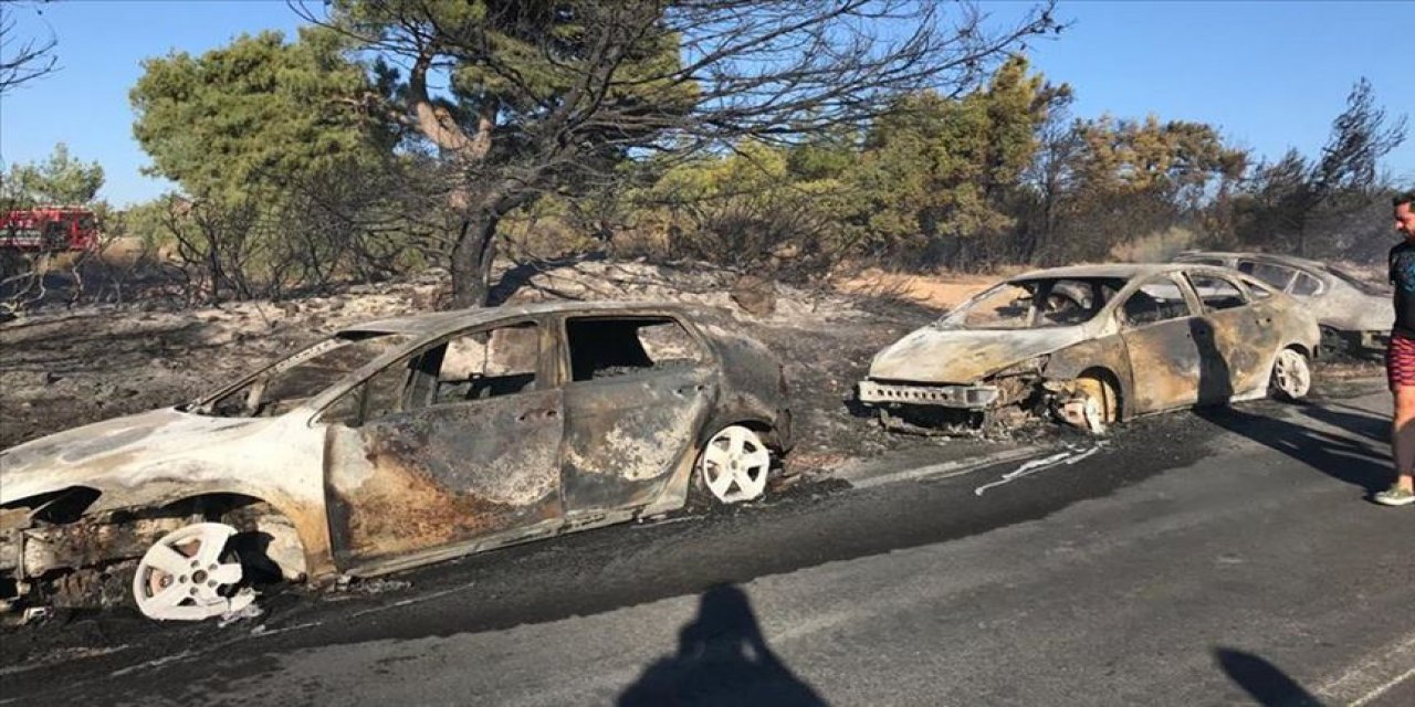 İzmir’de yangın dehşeti: Otluk alanda çıkan yangında onlarca araç alev alev yandı