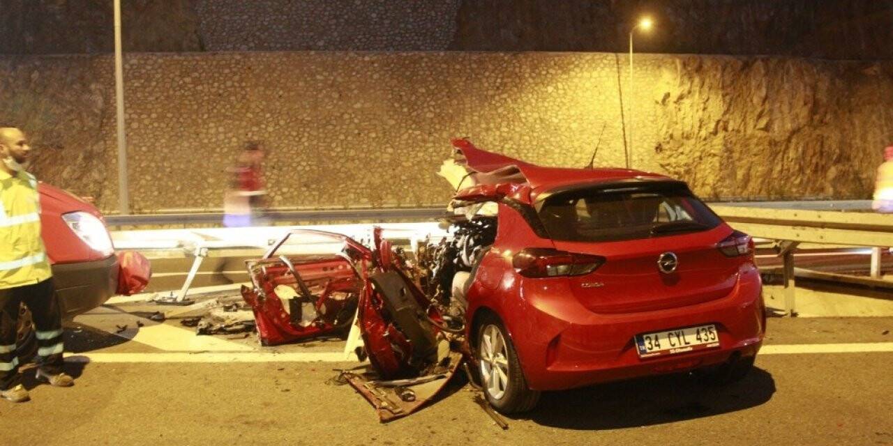Kız kardeşleri bariyerlere saplanan otomobil ayırdı