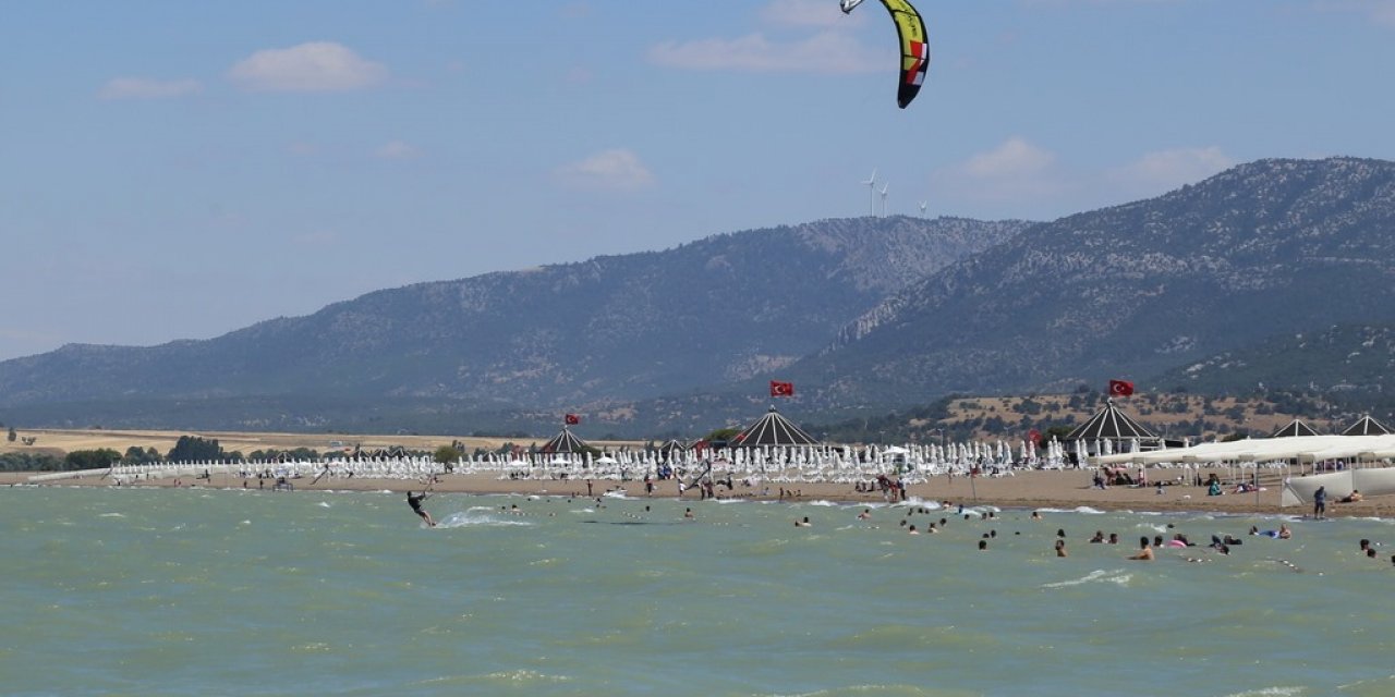 Konya'da Karaburun Plajında uçurtma sörfü keyfi
