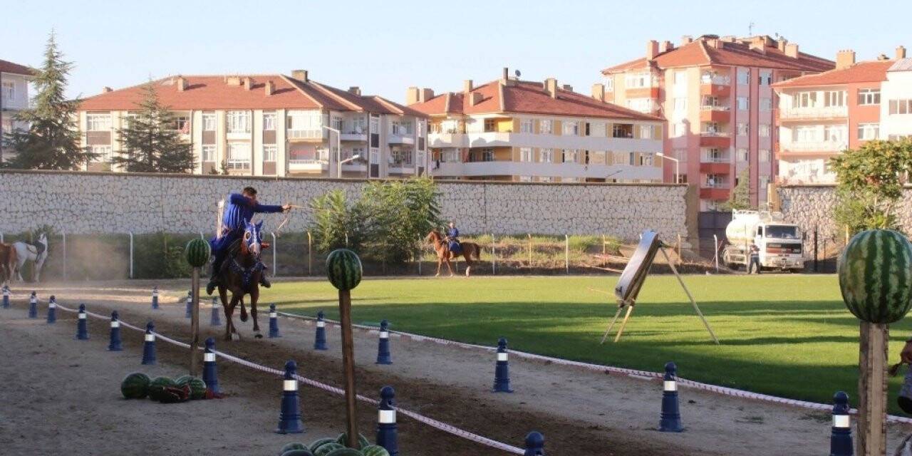 Onur Günü etkinliklerinde atlı okçular nefes kesti