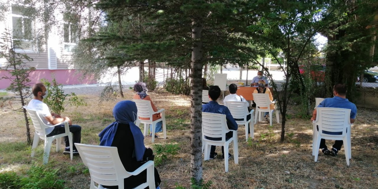 Kulu'da öğretmenler çalışmalarını bahçede yapıyor
