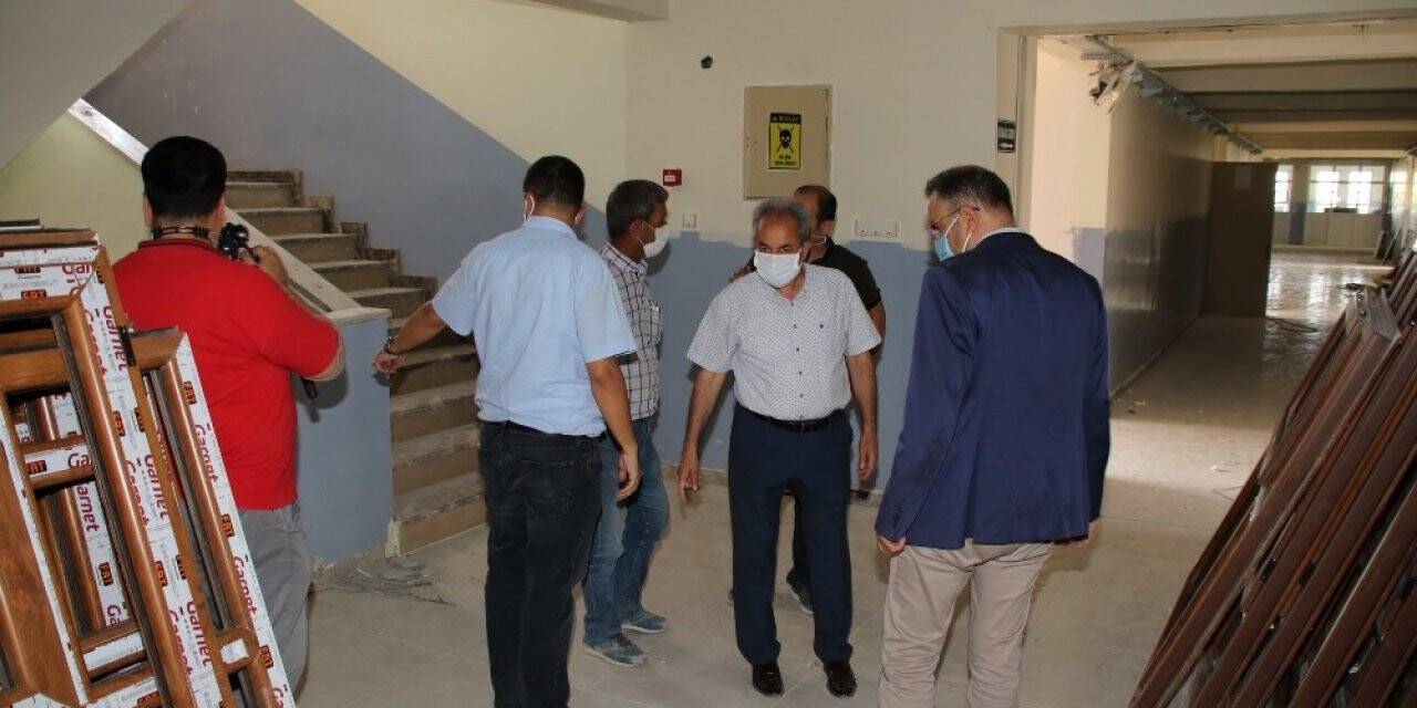 Başkan Akkaya onarım yapılan okullarda inceleme yaptı