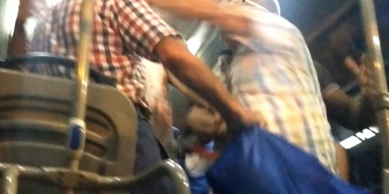 Minibüste yaşlıların maske kavgasında yumruklar konuştu