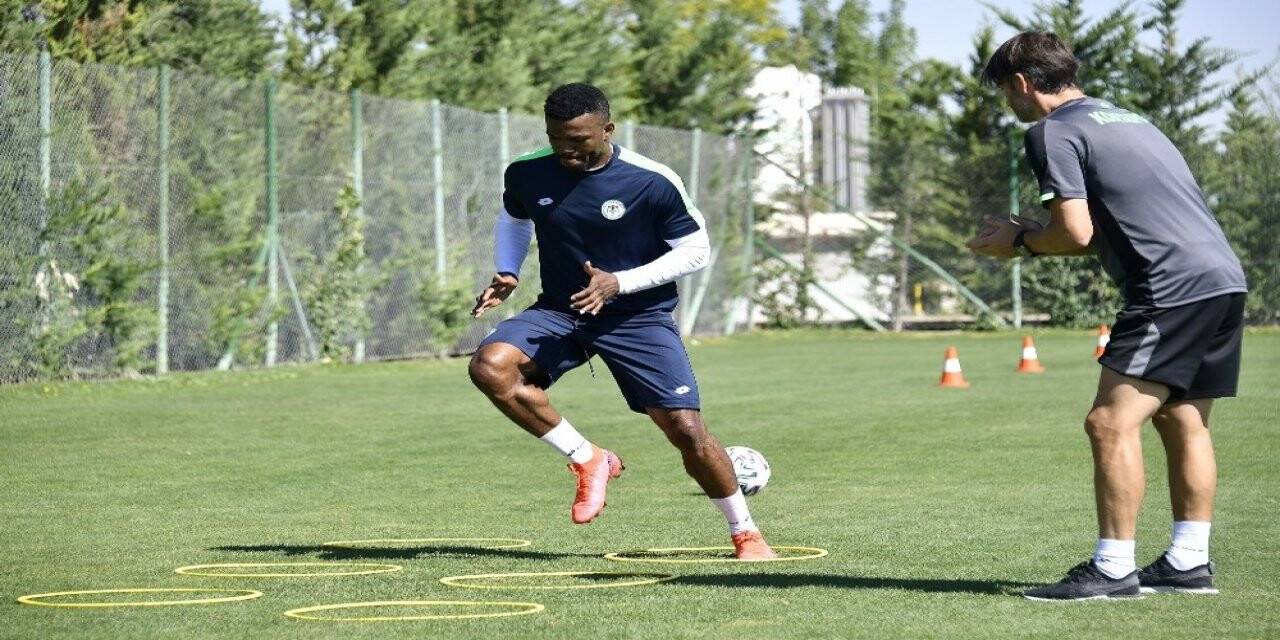 Konyaspor'un yeni transferi takımdan ayrı çalışıyor