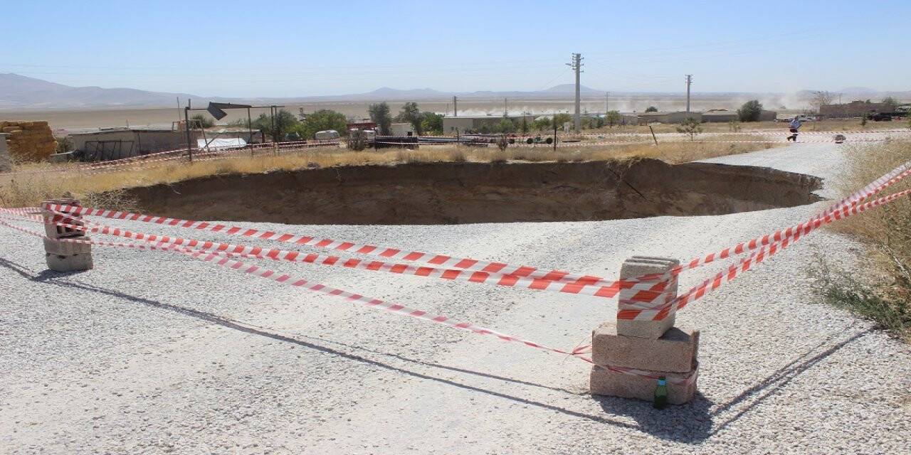 Konya'da yol ortasında obruk oluştu