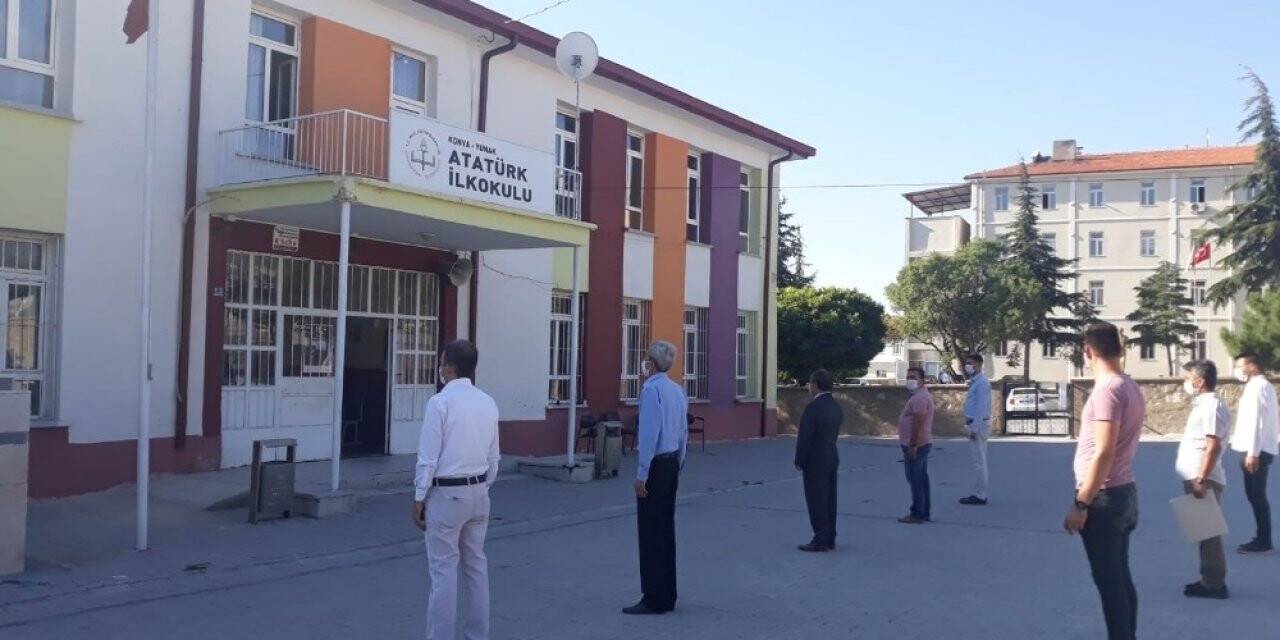 Öğrenciler yerine öğretmenler sıraya girdi