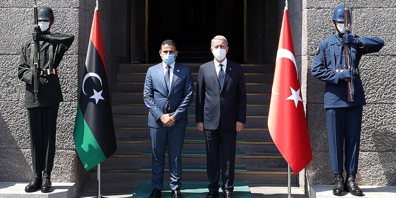 Milli Savunma Bakanı Akar ile Libyalı mevkidaşı ile bir araya geldi