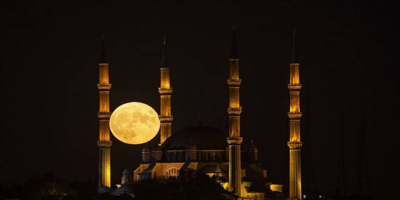 Fotoğraf tutkunları minareler arasında dolunayı ölümsüzleştirdi