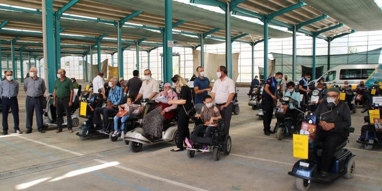 Akşehir Belediyesinden engellilere akülü araba