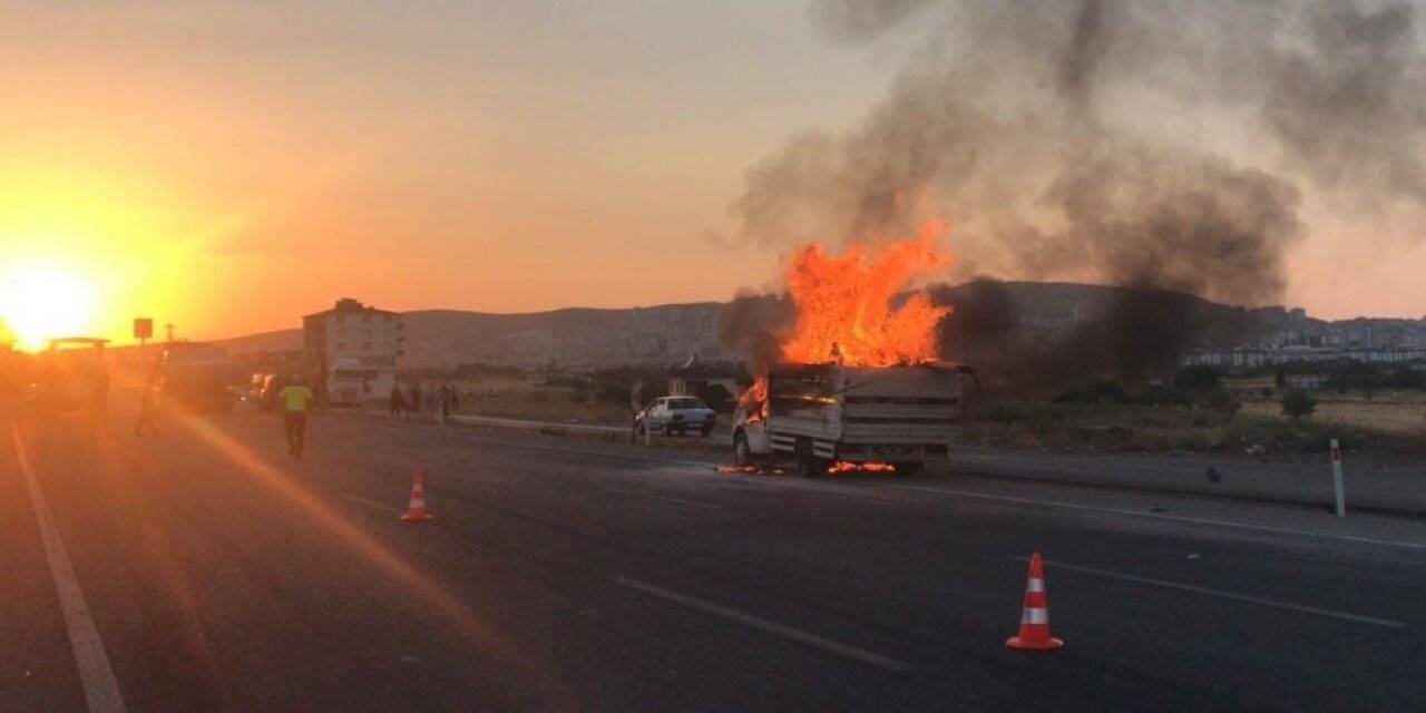 Seyir halindeki pikap alev alev yandı