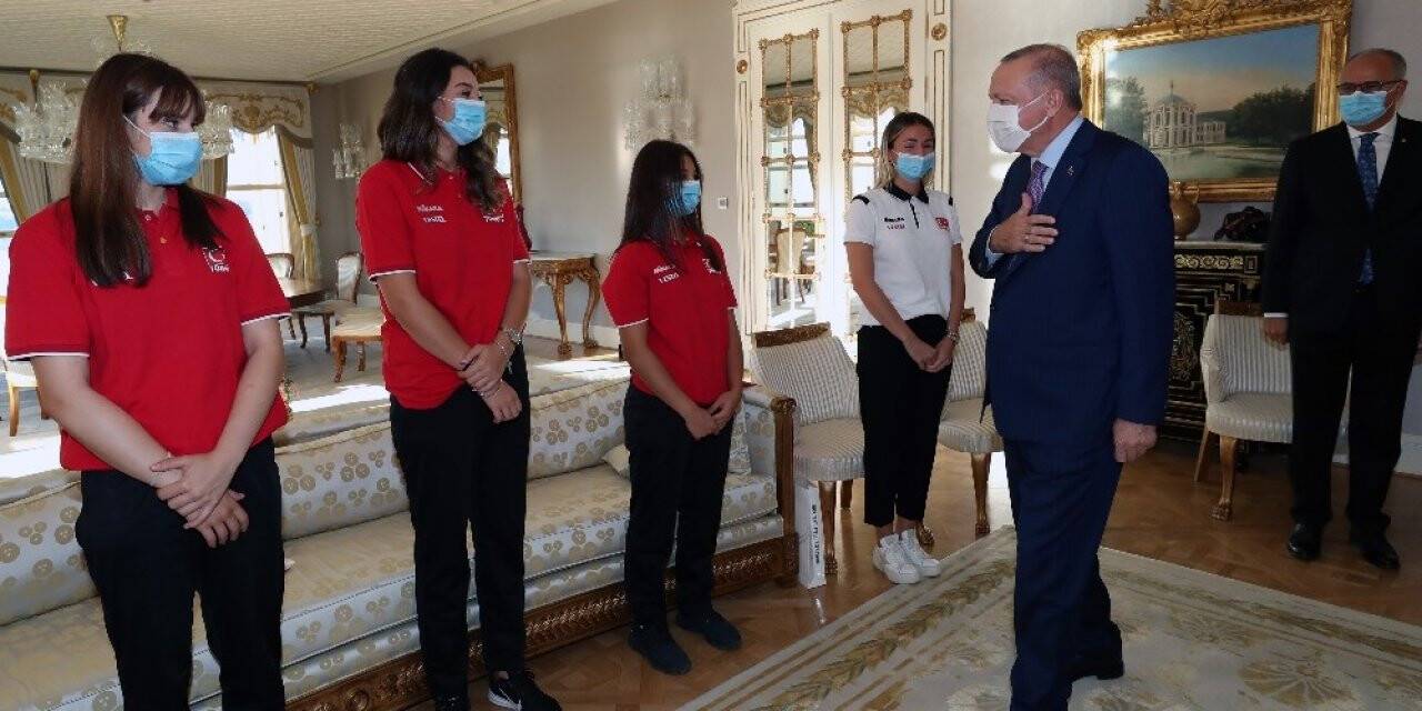 Cumhurbaşkanı Erdoğan, Türkiye 19 Yaş Altı Kız Voleybol Milli Takımı’nı kabul etti