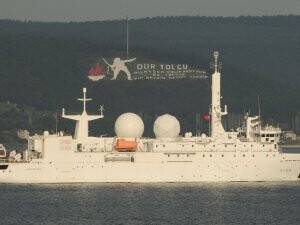 Fransız askeri gemisi Çanakkale Boğazı'ndan geçti