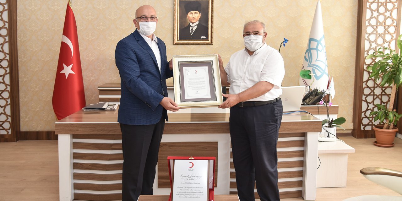 Konya İnsan Mektebi kapsamındaki rekor kan bağışına, ilk ödül Türk Kızılay Genel Merkezinden