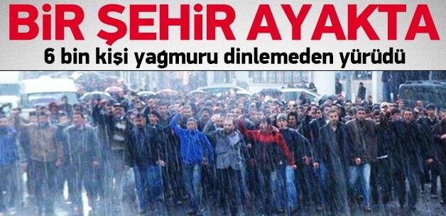 6 bin kişi yağmuru dinlemeden yürüdü